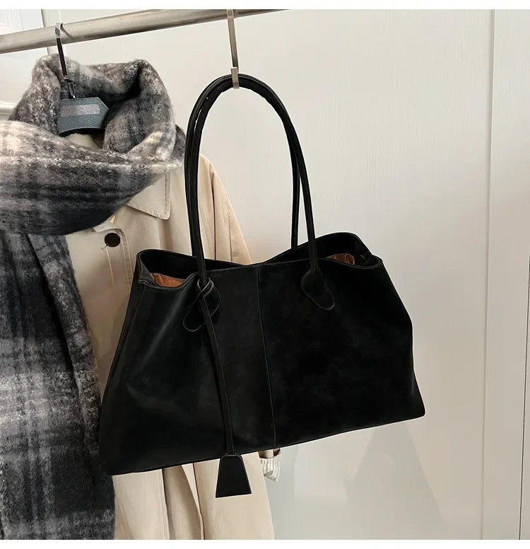 Suede bag with classic design