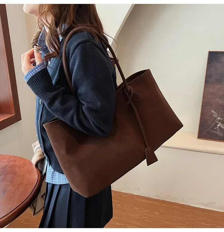 Suede bag with classic design